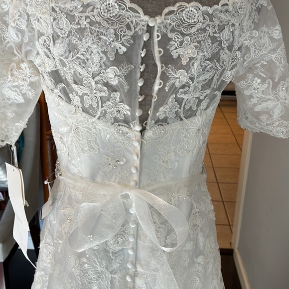 David’s bridal white wedding dress never used size 9. Comes with veil and belt - Picture 5 of 16